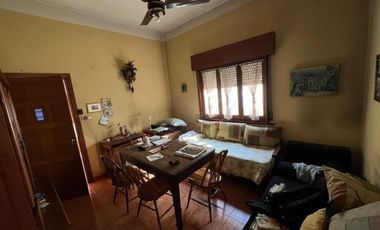 VENTA DE EXCELENTE CASA 3 AMBIENTES EN PLENO CENTRO DE MONTE GRANDE - COCHERA - PATIO - JARDIN