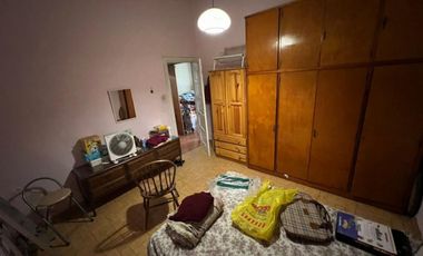 VENTA DE EXCELENTE CASA 3 AMBIENTES EN PLENO CENTRO DE MONTE GRANDE - COCHERA - PATIO - JARDIN