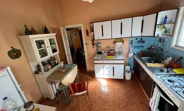 VENTA DE EXCELENTE CASA 3 AMBIENTES EN PLENO CENTRO DE MONTE GRANDE - COCHERA - PATIO - JARDIN