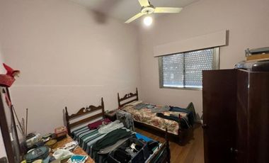 VENTA DE EXCELENTE CASA 3 AMBIENTES EN PLENO CENTRO DE MONTE GRANDE - COCHERA - PATIO - JARDIN