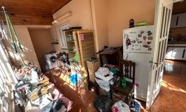 VENTA DE EXCELENTE CASA 3 AMBIENTES EN PLENO CENTRO DE MONTE GRANDE - COCHERA - PATIO - JARDIN