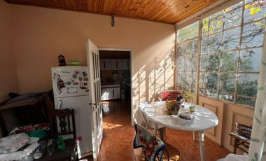 VENTA DE EXCELENTE CASA 3 AMBIENTES EN PLENO CENTRO DE MONTE GRANDE - COCHERA - PATIO - JARDIN