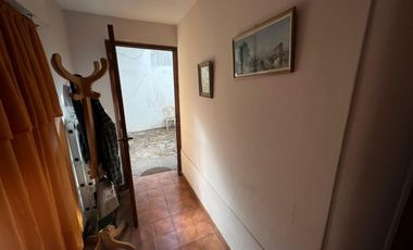 VENTA DE EXCELENTE CASA 3 AMBIENTES EN PLENO CENTRO DE MONTE GRANDE - COCHERA - PATIO - JARDIN