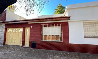 VENTA DE EXCELENTE CASA 3 AMBIENTES EN PLENO CENTRO DE MONTE GRANDE - COCHERA - PATIO - JARDIN