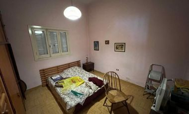 VENTA DE EXCELENTE CASA 3 AMBIENTES EN PLENO CENTRO DE MONTE GRANDE - COCHERA - PATIO - JARDIN