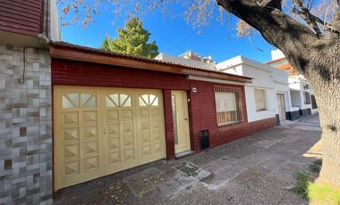 VENTA DE EXCELENTE CASA 3 AMBIENTES EN PLENO CENTRO DE MONTE GRANDE - COCHERA - PATIO - JARDIN