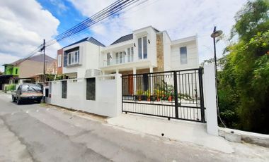 Rumah Baru Dengan Kolam Renang di Jombor Dekat JCM Jalan Magelang Km 6