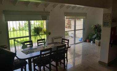 PROPIEDAD EN 2 PLANTAS DE 4 AMBIENTES EN MUY BUEN ESTADO GENERAL, EN MUY BUENA ZONA RESIDENCIAL.