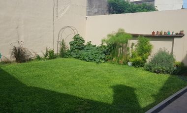 PROPIEDAD EN 2 PLANTAS DE 4 AMBIENTES EN MUY BUEN ESTADO GENERAL, EN MUY BUENA ZONA RESIDENCIAL.