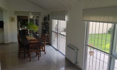 PROPIEDAD EN 2 PLANTAS DE 4 AMBIENTES EN MUY BUEN ESTADO GENERAL, EN MUY BUENA ZONA RESIDENCIAL.