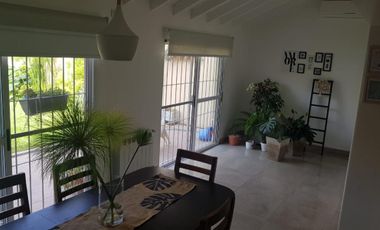 PROPIEDAD EN 2 PLANTAS DE 4 AMBIENTES EN MUY BUEN ESTADO GENERAL, EN MUY BUENA ZONA RESIDENCIAL.