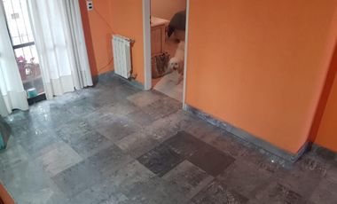 PROPIEDAD EN 2 PLANTAS DE 4 AMBIENTES EN MUY BUEN ESTADO GENERAL, EN MUY BUENA ZONA RESIDENCIAL.