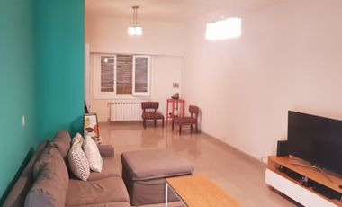 PROPIEDAD EN 2 PLANTAS DE 4 AMBIENTES EN MUY BUEN ESTADO GENERAL, EN MUY BUENA ZONA RESIDENCIAL.