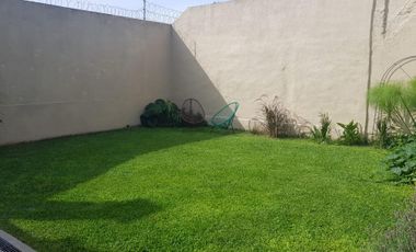 PROPIEDAD EN 2 PLANTAS DE 4 AMBIENTES EN MUY BUEN ESTADO GENERAL, EN MUY BUENA ZONA RESIDENCIAL.