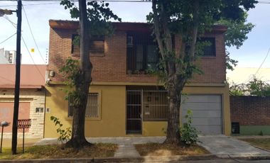 PROPIEDAD EN 2 PLANTAS DE 4 AMBIENTES EN MUY BUEN ESTADO GENERAL, EN MUY BUENA ZONA RESIDENCIAL.