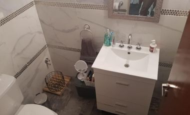 PROPIEDAD EN 2 PLANTAS DE 4 AMBIENTES EN MUY BUEN ESTADO GENERAL, EN MUY BUENA ZONA RESIDENCIAL.