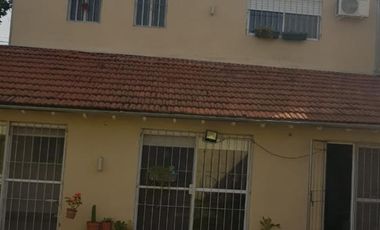 PROPIEDAD EN 2 PLANTAS DE 4 AMBIENTES EN MUY BUEN ESTADO GENERAL, EN MUY BUENA ZONA RESIDENCIAL.