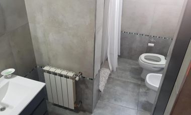 PROPIEDAD EN 2 PLANTAS DE 4 AMBIENTES EN MUY BUEN ESTADO GENERAL, EN MUY BUENA ZONA RESIDENCIAL.