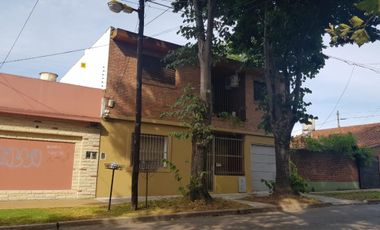 PROPIEDAD EN 2 PLANTAS DE 4 AMBIENTES EN MUY BUEN ESTADO GENERAL, EN MUY BUENA ZONA RESIDENCIAL.