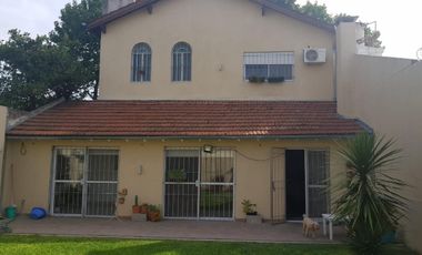 PROPIEDAD EN 2 PLANTAS DE 4 AMBIENTES EN MUY BUEN ESTADO GENERAL, EN MUY BUENA ZONA RESIDENCIAL.