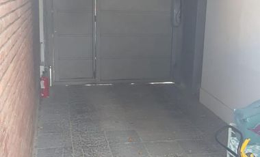 PROPIEDAD EN 2 PLANTAS DE 4 AMBIENTES EN MUY BUEN ESTADO GENERAL, EN MUY BUENA ZONA RESIDENCIAL.