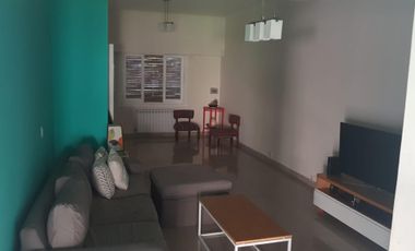 PROPIEDAD EN 2 PLANTAS DE 4 AMBIENTES EN MUY BUEN ESTADO GENERAL, EN MUY BUENA ZONA RESIDENCIAL.