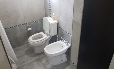 PROPIEDAD EN 2 PLANTAS DE 4 AMBIENTES EN MUY BUEN ESTADO GENERAL, EN MUY BUENA ZONA RESIDENCIAL.