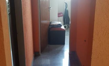 PROPIEDAD EN 2 PLANTAS DE 4 AMBIENTES EN MUY BUEN ESTADO GENERAL, EN MUY BUENA ZONA RESIDENCIAL.