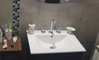 PROPIEDAD EN 2 PLANTAS DE 4 AMBIENTES EN MUY BUEN ESTADO GENERAL, EN MUY BUENA ZONA RESIDENCIAL.