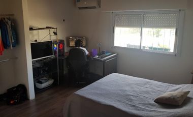 PROPIEDAD EN 2 PLANTAS DE 4 AMBIENTES EN MUY BUEN ESTADO GENERAL, EN MUY BUENA ZONA RESIDENCIAL.