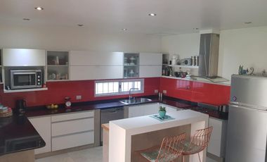 PROPIEDAD EN 2 PLANTAS DE 4 AMBIENTES EN MUY BUEN ESTADO GENERAL, EN MUY BUENA ZONA RESIDENCIAL.