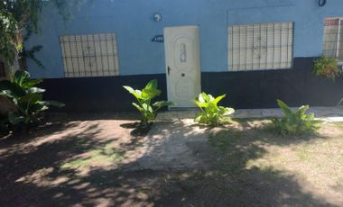 Casa en venta - 2 dormitorios 1 baño -Cochera - 200mts2 - Lisandro Olmos Etcheverry, La Plata