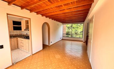 apartamento en arriendo en loma del escobero. Cod A777028