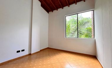 apartamento en arriendo en loma del escobero. Cod A777028