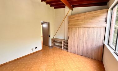 apartamento en arriendo en loma del escobero. Cod A777028