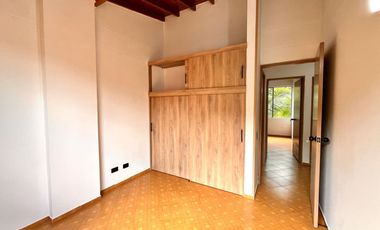 apartamento en arriendo en loma del escobero. Cod A777028