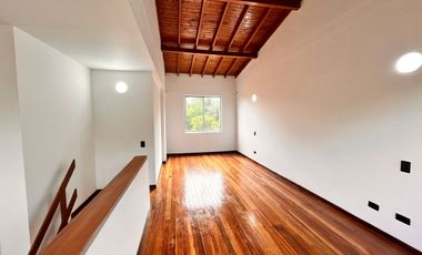 apartamento en arriendo en loma del escobero. Cod A777028