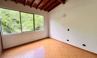 apartamento en arriendo en loma del escobero. Cod A777028
