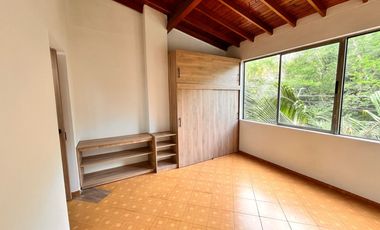 apartamento en arriendo en loma del escobero. Cod A777028