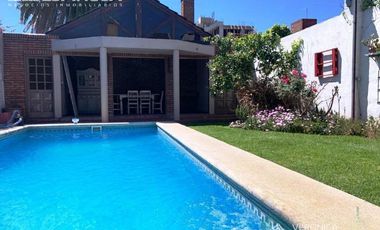 Casa de cuatro ambientes  en venta, con piscina - Ituzaingó Norte