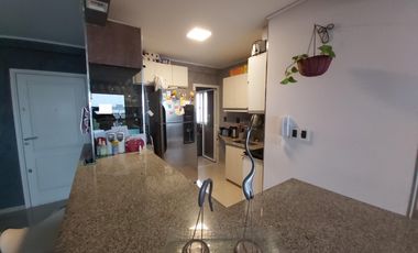 ESPECTACULAR DEPARTAMENTO EN VENTA EN VILLA SARITA. DOS DORMITORIOS Y BALCÓN CON PARRILLA. GRAN CONFORT PARA DISFRUTAR EN FAMILIA.-
