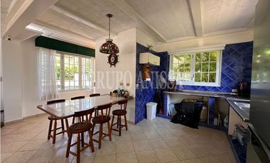 Se Vende Hermosa Casa de Playa Frente al Mar en Gorgona!
