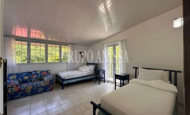 Se Vende Hermosa Casa de Playa Frente al Mar en Gorgona!