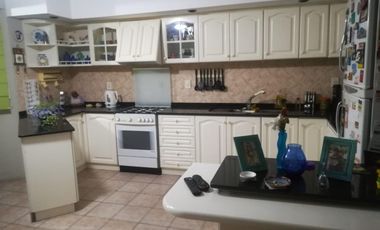 SE VENDE DUPLEX . CALLE 11 DE SETIEMBRE AL 400, HAEDO SUR. 4 AMBIENTES CON COCHERA PARA 2 AUTOS CON ACCESO AUTOMAT. ANTIGUEDAD 13 AÑOS SUSANA QUINELLI