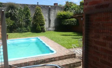 SE VENDE DUPLEX . CALLE 11 DE SETIEMBRE AL 400, HAEDO SUR. 4 AMBIENTES CON COCHERA PARA 2 AUTOS CON ACCESO AUTOMAT. ANTIGUEDAD 13 AÑOS SUSANA QUINELLI