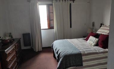 SE VENDE DUPLEX . CALLE 11 DE SETIEMBRE AL 400, HAEDO SUR. 4 AMBIENTES CON COCHERA PARA 2 AUTOS CON ACCESO AUTOMAT. ANTIGUEDAD 13 AÑOS SUSANA QUINELLI
