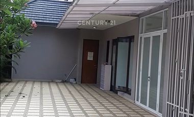 Disewakan Rumah Rapi Pinggir Jalan Strategis Heliconia Extension
