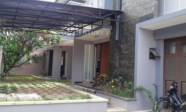 Disewakan Rumah Rapi Pinggir Jalan Strategis Heliconia Extension