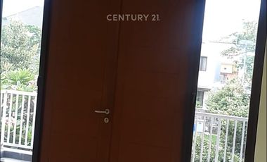 Disewakan Rumah Rapi Pinggir Jalan Strategis Heliconia Extension