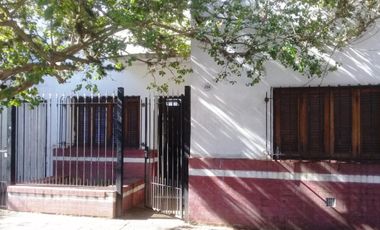 Casa en venta - 3 Dormitorios 1 Baño - 200 mts2 - La Plata